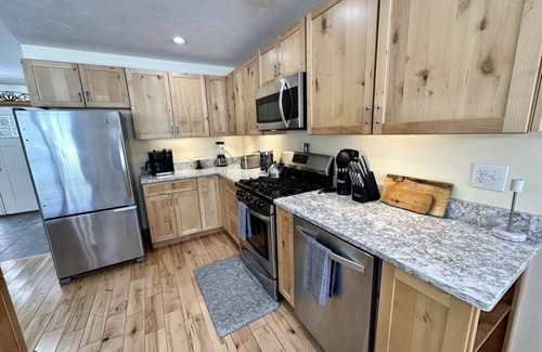 Epsom Casa | Lakefront-Dock-Grill-Firepit-Wood Stove