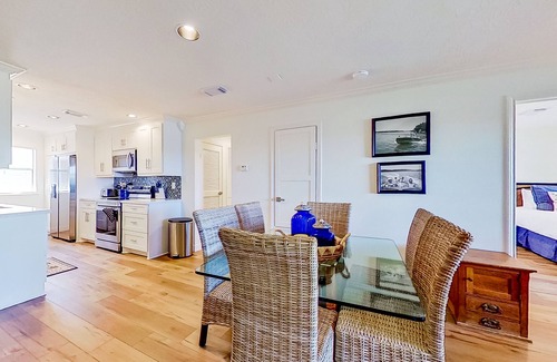 Walden on Lake Conroe Condominio | Lakefront dog-friendly condo with lake views, pool, BBQ area, balcony, elevators