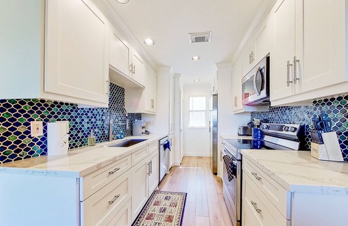 Walden on Lake Conroe Condominio | Lakefront dog-friendly condo with lake views, pool, BBQ area, balcony, elevators