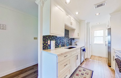 Walden on Lake Conroe Condominio | Lakefront dog-friendly condo with lake views, pool, BBQ area, balcony, elevators