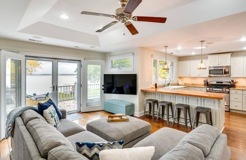 Lake Koshkonong Cabaña | Lakefront Edgerton Cottage w/ Deck & Grill!