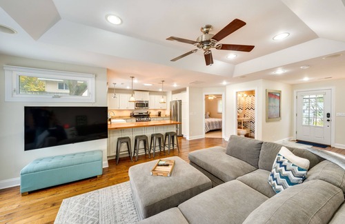 Lake Koshkonong Cabaña | Lakefront Edgerton Cottage w/ Deck & Grill!