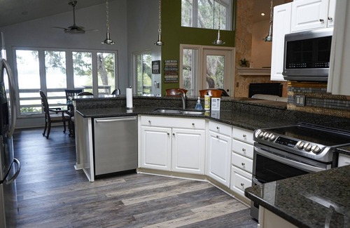 Putnam Hall Casa | Lakefront Escape – Sunrise Views, Kayaks & Fireside Nights