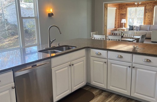 Marion Casa | Lakefront escape! Boat Dock, Fishing, Kayaks! Near Hiking, Wineries, Marinas!!