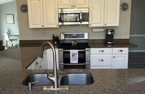 Marion Casa | Lakefront escape! Boat Dock, Fishing, Kayaks! Near Hiking, Wineries, Marinas!!