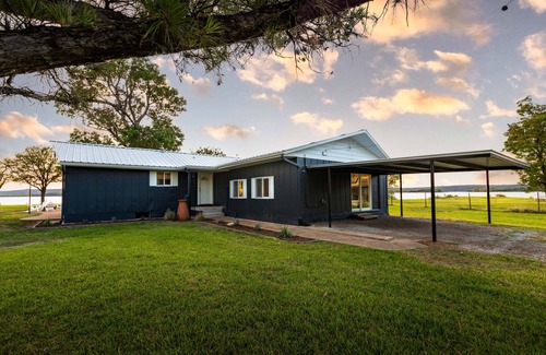 Graford Casa | Lakefront escape with Breathtaking Sunsets!! Dock Access, 5 min from Rocker B