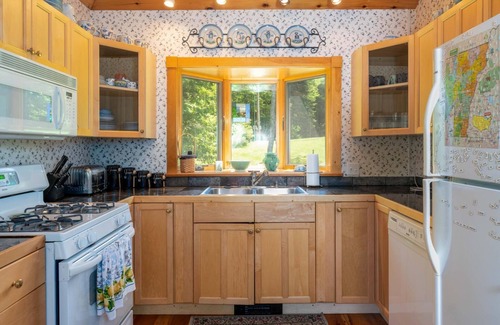 Hyde Park Casa | Lakefront Estate 2BR Guest House, close to Stowe!