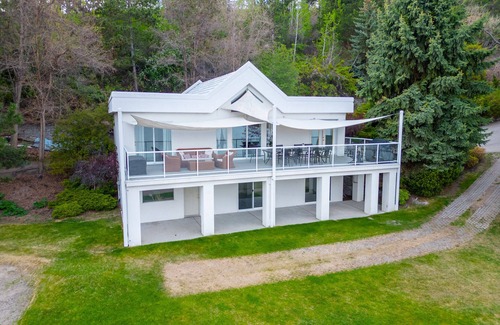 Central Okanagan Casa | Lakefront Estate on Lake Okanagan in Peachland BC