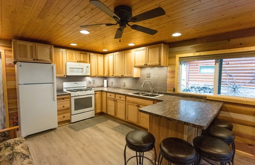 Hayward Cabina | Lakefront Family Cabin with Pontoon Rental Available