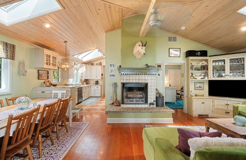 Lake Mills Casa | Lakefront Family Escape w~ Hot Tub ~Stunning Views House and BoatHouse