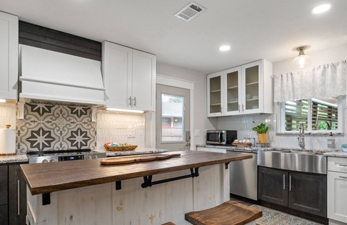 Tool Casa | Lakefront Getaway w/Kayaks, Movies from Hot Tub