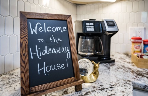 Tool Casa | Lakefront Getaway w/Kayaks, Movies from Hot Tub