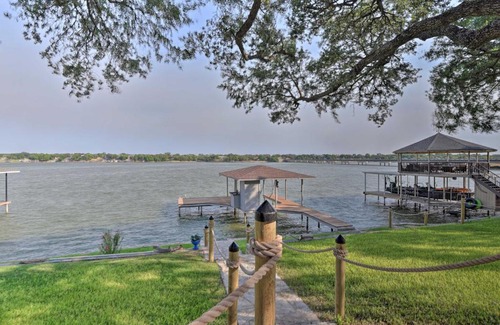 Granbury Casa | Lakefront Granbury Getaway Boat, Swim and Fish