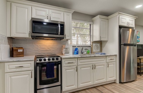 Lutz Casa | Lakefront Guesthouse w/ Kayak | Fire Pit | Pet-Friendly Comfort | Near Tampa & Clearwater Beaches!