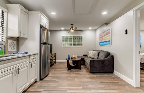 Lutz Casa | Lakefront Guesthouse w/ Kayak | Fire Pit | Pet-Friendly Comfort | Near Tampa & Clearwater Beaches!