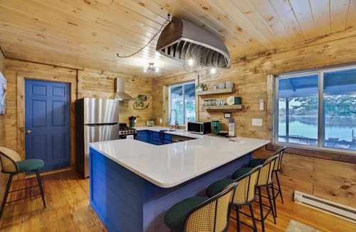 Saylorsburg Apartamento | Lakefront Haven Modern Cottage