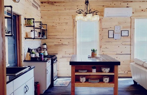 Alexandria Cabina | Lakefront Heritage Cabin on Lake Victoria – Steps from the Water!