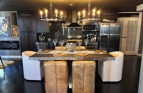 Buena Park Condominio | Lakefront high-rise unit with spectacular lakefront & marina views!