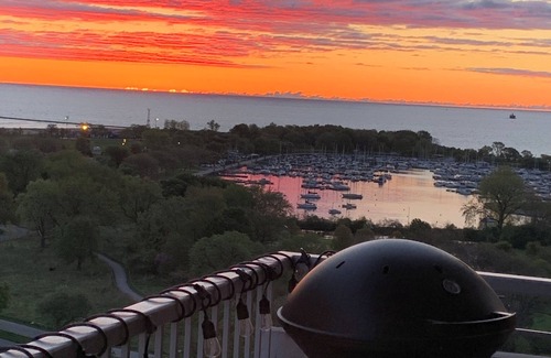 Buena Park Condominio | Lakefront high-rise unit with spectacular lakefront & marina views!