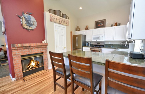 West Hills Casa | Nueva casa frente al lago 4 habitaciones, 3 baños completos, capacidad para 10 jacuzzis y kayaks