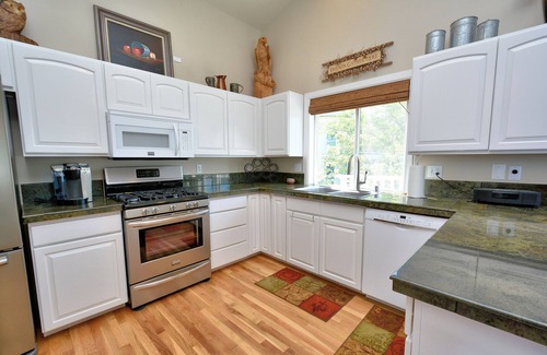 West Hills Casa | Nueva casa frente al lago 4 habitaciones, 3 baños completos, capacidad para 10 jacuzzis y kayaks