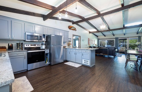 Anderson Casa | Lakefront Home, 6BR / 4BA, aguas profundas / muelle, perfecto para estadías multifamiliares