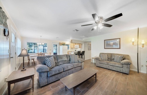 Fort McCoy Cabina | Lakefront home on Lake Kerr near Salt Springs with large porch and great yard