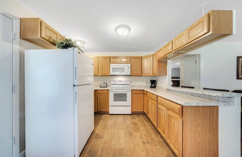 Fort McCoy Cabina | Lakefront home on Lake Kerr near Salt Springs with large porch and great yard