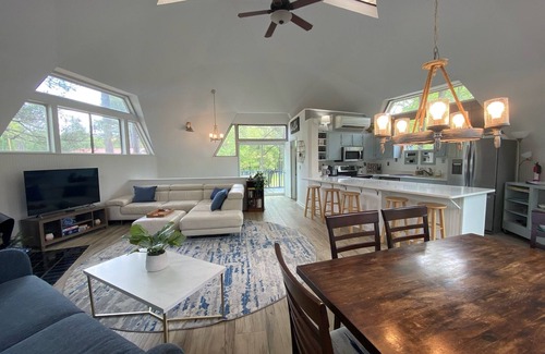 Eatonton Casa | Lakefront Home w/ Covered Boat Slip & Fast Internet on Lake Sinclair