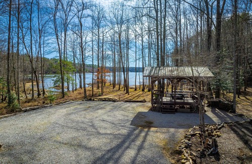 Nebo Casa | Casa frente al mar ubicada en la intimidad boscosa de Dales Creek Cove en Lake James