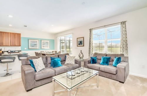 Kissimmee Casa | Lakefront Home w Pool Loft Cinema Games BBQ