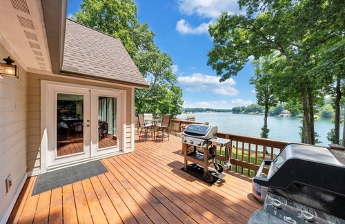 North Shore Casa | Lakefront home with private dock