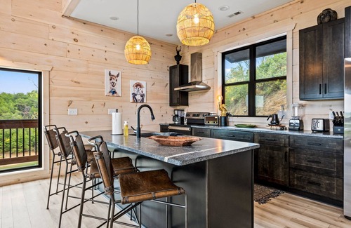 Sevierville Cabina | Lakefront home with retro accents, private pool, and private dock.