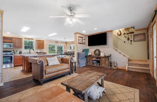 Dadeville Casa | Lakefront Home with Views - Dock & Boat Rental