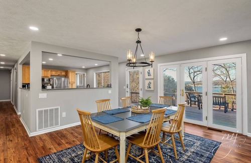 Bull Shoals Casa | Lakefront Hot Tub+Kayaks+Firepit+Walk to the Water+Entertaining backyard deck
