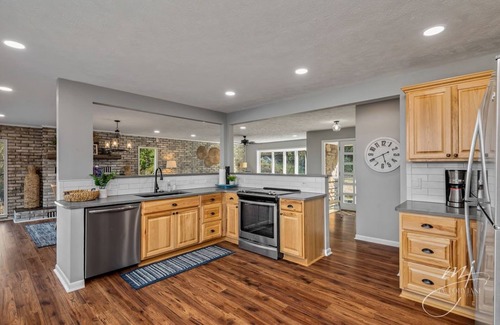 Bull Shoals Casa | Lakefront Hot Tub+Kayaks+Firepit+Walk to the Water+Entertaining backyard deck