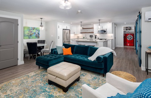 Halifax County Apartamento | Lakefront King bed w/ lux hot tub.