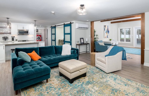 Halifax County Apartamento | Lakefront King bed w/ lux hot tub.