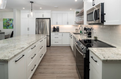 Halifax County Apartamento | Lakefront King bed w/ lux hot tub.