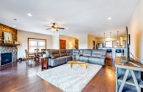 Andersonville Condominio | Lakefront Living w/ Free Attraction Tickets, Gas Fireplace, Deck, & Boat Slip
