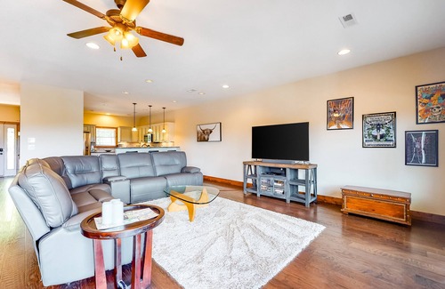 Andersonville Condominio | Lakefront Living w/ Free Attraction Tickets, Gas Fireplace, Deck, & Boat Slip