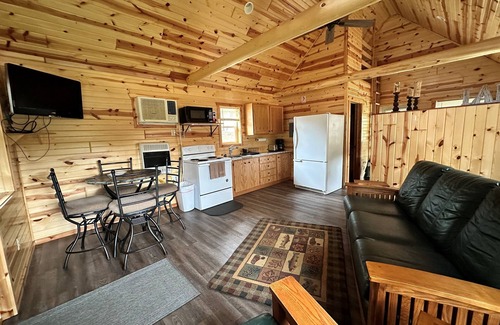 Tomahawk Cabina | Lakefront Lodging, Beach, Fire Pit, Bar & Grill, Rentals, Live Music, Trails