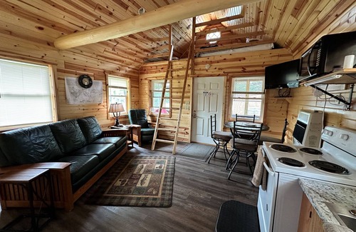 Tomahawk Cabina | Lakefront Lodging, Beach, Fire Pit, Bar & Grill, Rentals, Live Music, Trails