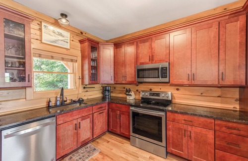 Dixie - Berryhill Cabina | Lakefront Log Cabin - Hot Tub, Pickleball Ct, Fire Pits, 2-Story Dock, Game Room