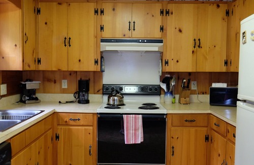 Seal Cove Casa | CABINA DE REGISTRO DEL LAGO EN EL ESTANQUE DE LA CALA DE SELLO EN TREMONT CON VISTAS A LAS MONTAÑAS DE ACADIA