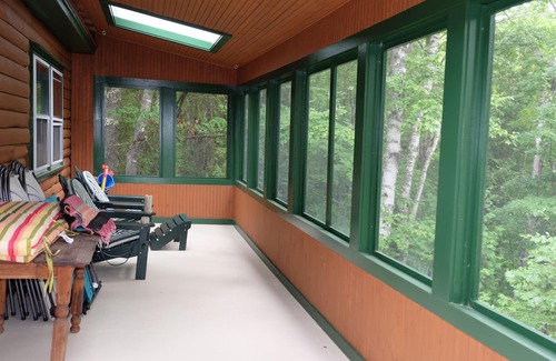 Seal Cove Casa | CABINA DE REGISTRO DEL LAGO EN EL ESTANQUE DE LA CALA DE SELLO EN TREMONT CON VISTAS A LAS MONTAÑAS DE ACADIA