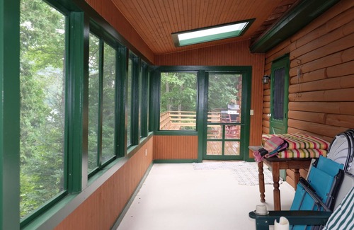 Seal Cove Casa | CABINA DE REGISTRO DEL LAGO EN EL ESTANQUE DE LA CALA DE SELLO EN TREMONT CON VISTAS A LAS MONTAÑAS DE ACADIA