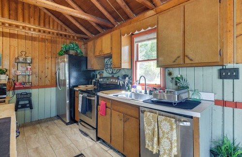 Chesapeake Ranch Estates-Drum Point Cabaña | Hot Tub + Beach Access: Lakefront Getaway in Lusby