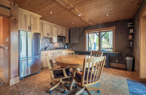 Marion Cabina | Lakefront Log Luxury