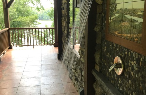 Marion Cabina | Lakefront Log Luxury